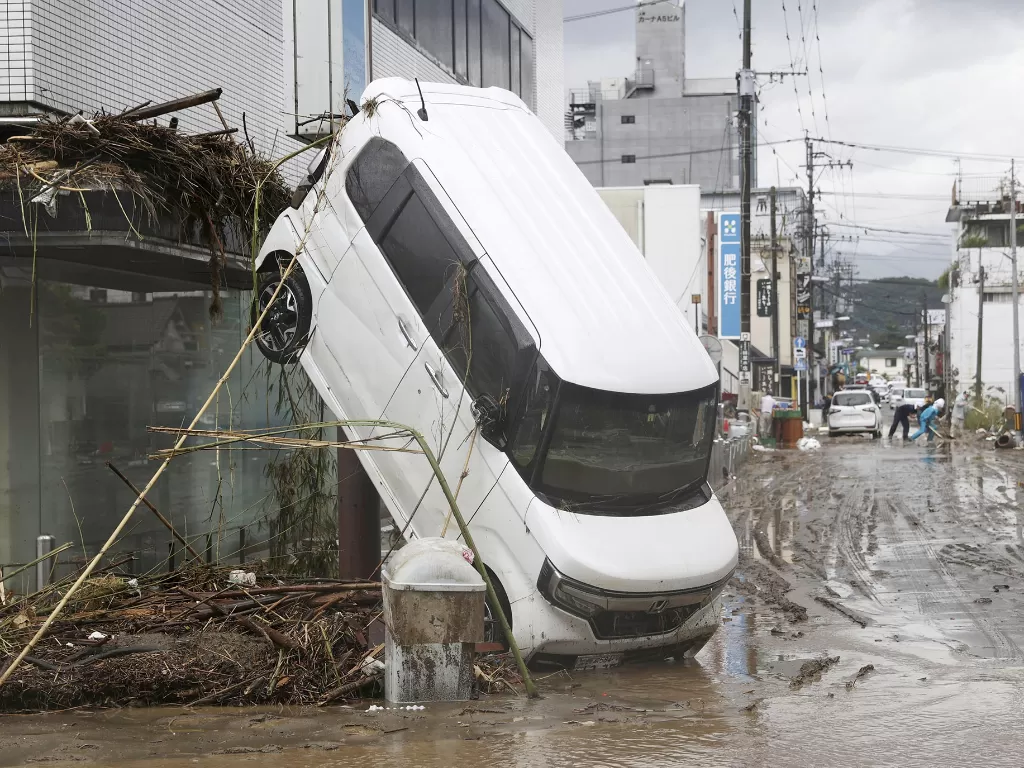 Kondisi sebuah mobil setelah hanyut oleh banjir di Hitoyoshi, prefektur Kumamoto, Jepang selatan, 6 Juli 2020. (Kyodo/via REUTERS)