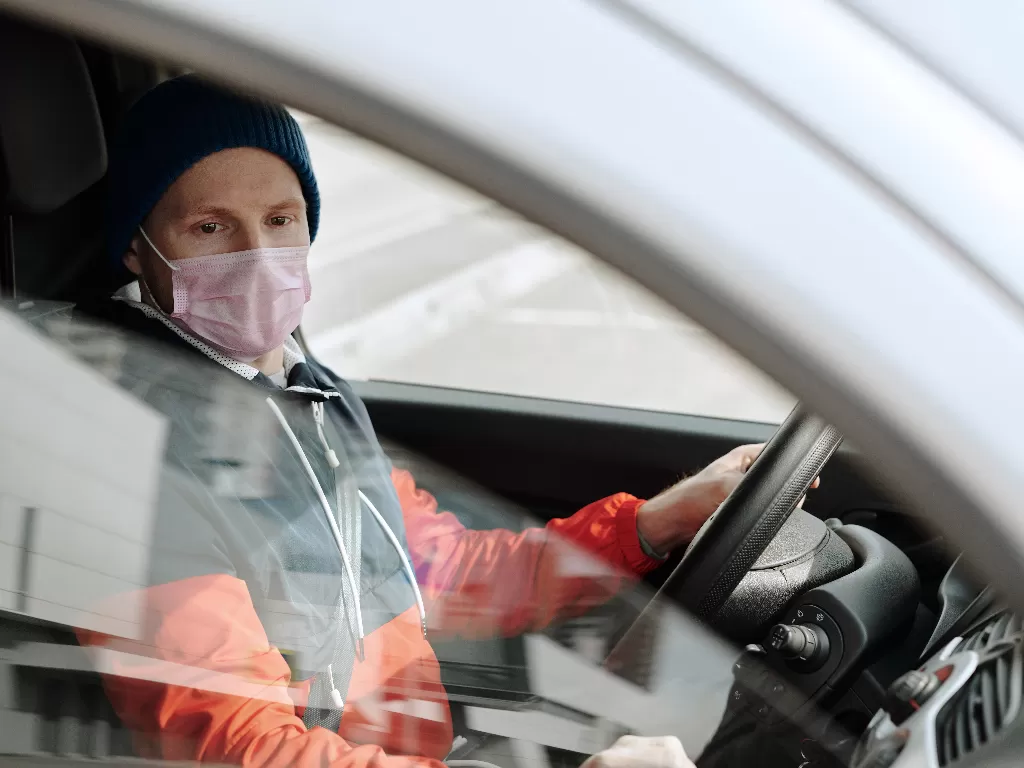 Pakai masker di mobil pribadi (Pexels/Norma Mortenson)