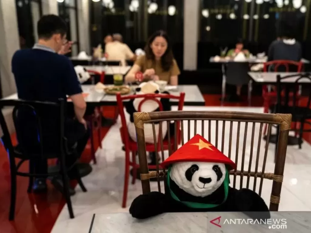 Warga menikmati makan malam di restoran Maison Saigon yang dibuka kembali setelah pelonggaran pembatasan di Bangkok, Thailand. (ANTARA FOTO/REUTERS/Athit Perawongmetha)
