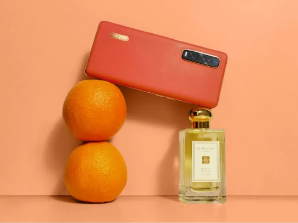 Smartphone dan parfum beraroma jeruk. (Dok. OPPO Indonesia).
