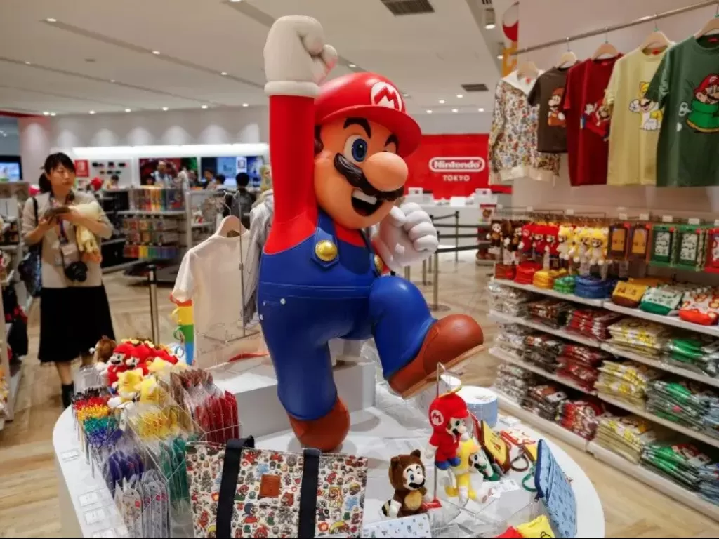 Karakter game Nintendo Super Mario dipajang di Nintendo Tokyo, toko resmi pertama Nintendo di Jepang. (REUTERS/ISSEI KATO)