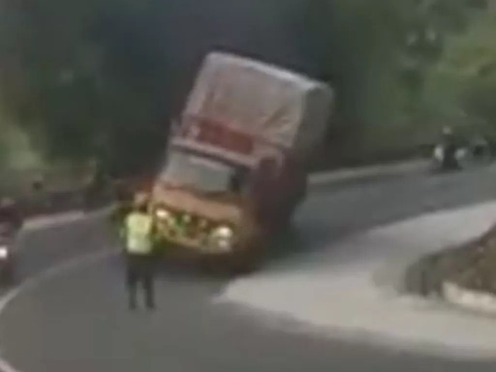 Tampilan truk ODOL yang oleng dikarenakan tidak bisa menahan beban. (SS/Instagram/@newdramaojol.id)