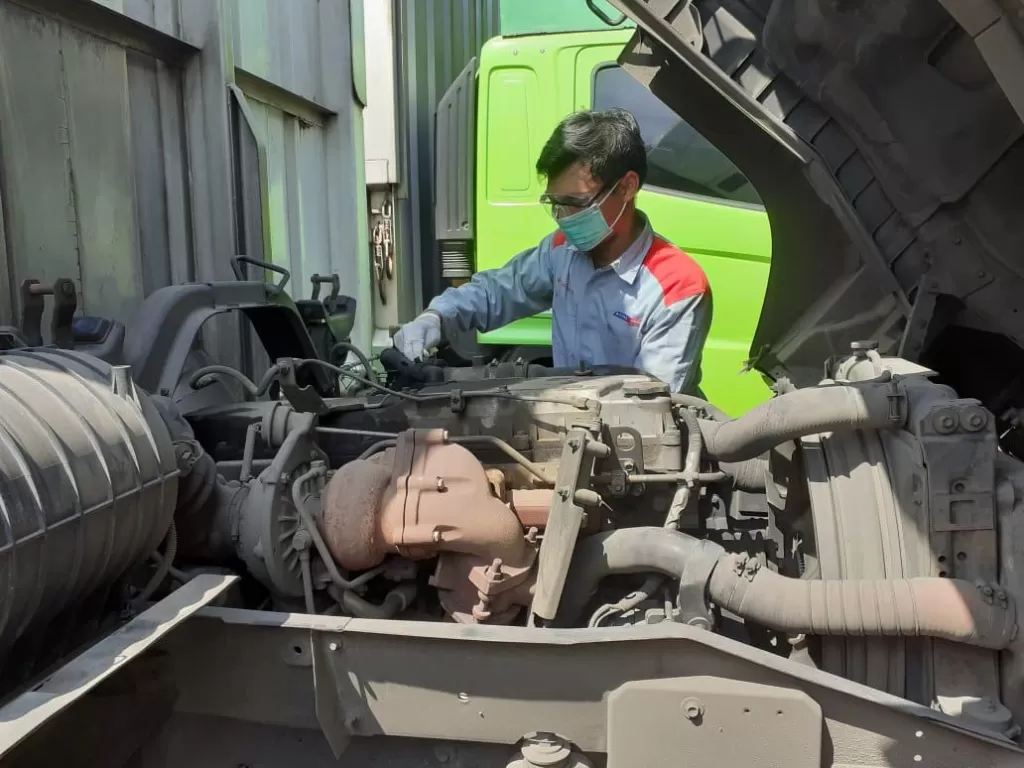 Ilustrasi teknisi Isuzu merawat truk customer (Dok.Isuzu)