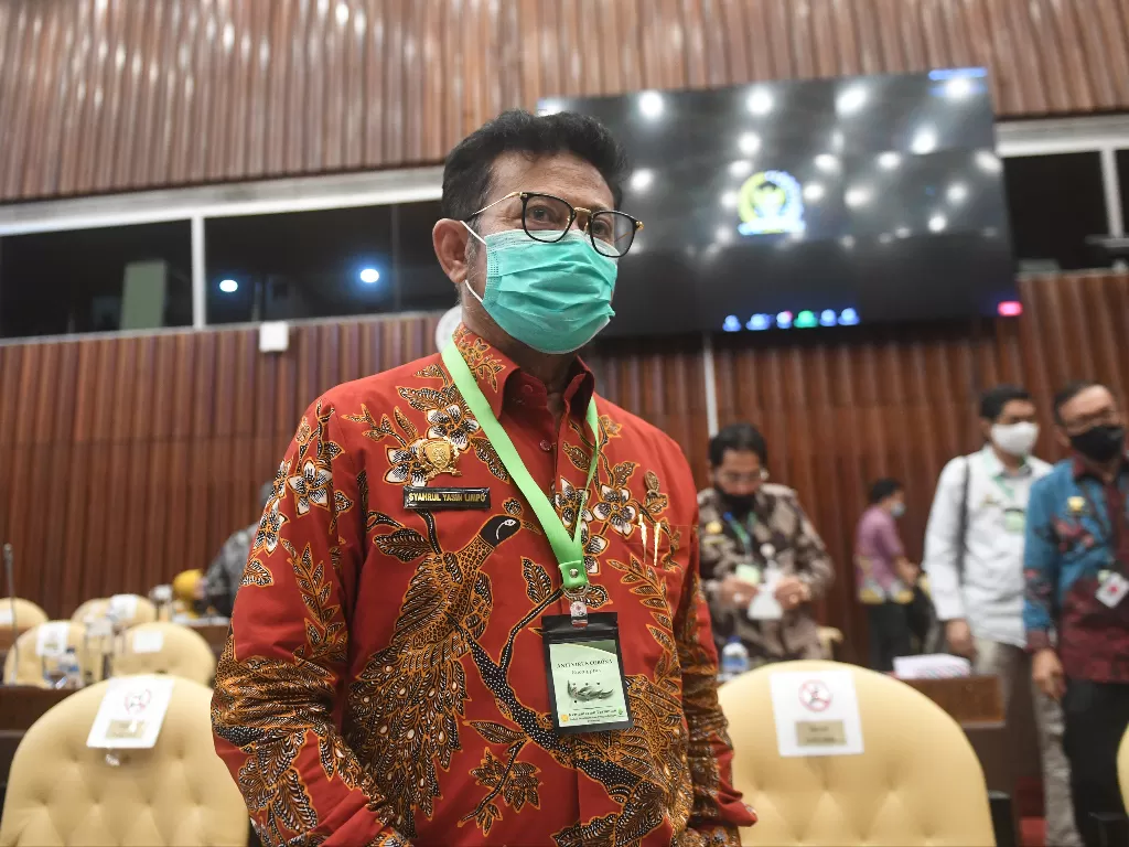 Menteri Pertanian Syahrul Yasin Limpo mengenakan kalung bertuliskan anti virus corona. (Foto: ANTARA/Akbar Nugroho Gumay)