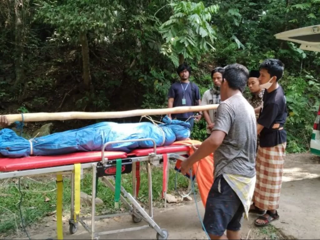 Warga Desa Torean menggotong mayat Sahli (36), yang tewas setelah jatuh ke jurang di kawasan Gunung Rinjani, Lombok, Selasa (7/7/2020). (Foto: BTNGR)