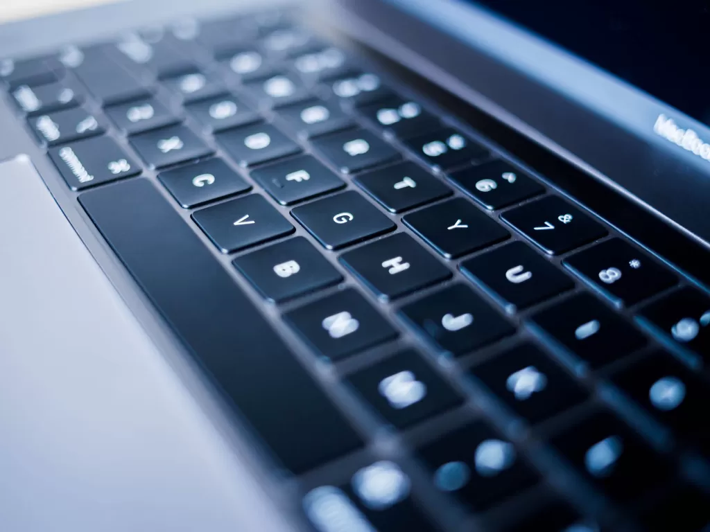 Keyboard di laptop MacBook buatan Apple (photo/Unsplash/Erik Mclean)