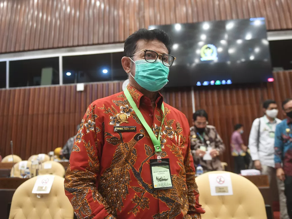 Menteri Pertanian Syahrul Yasin Limpo mengenakan kalung bertuliskan antivirus corona (ANTARA FOTO/Akbar Nugroho Gumay)