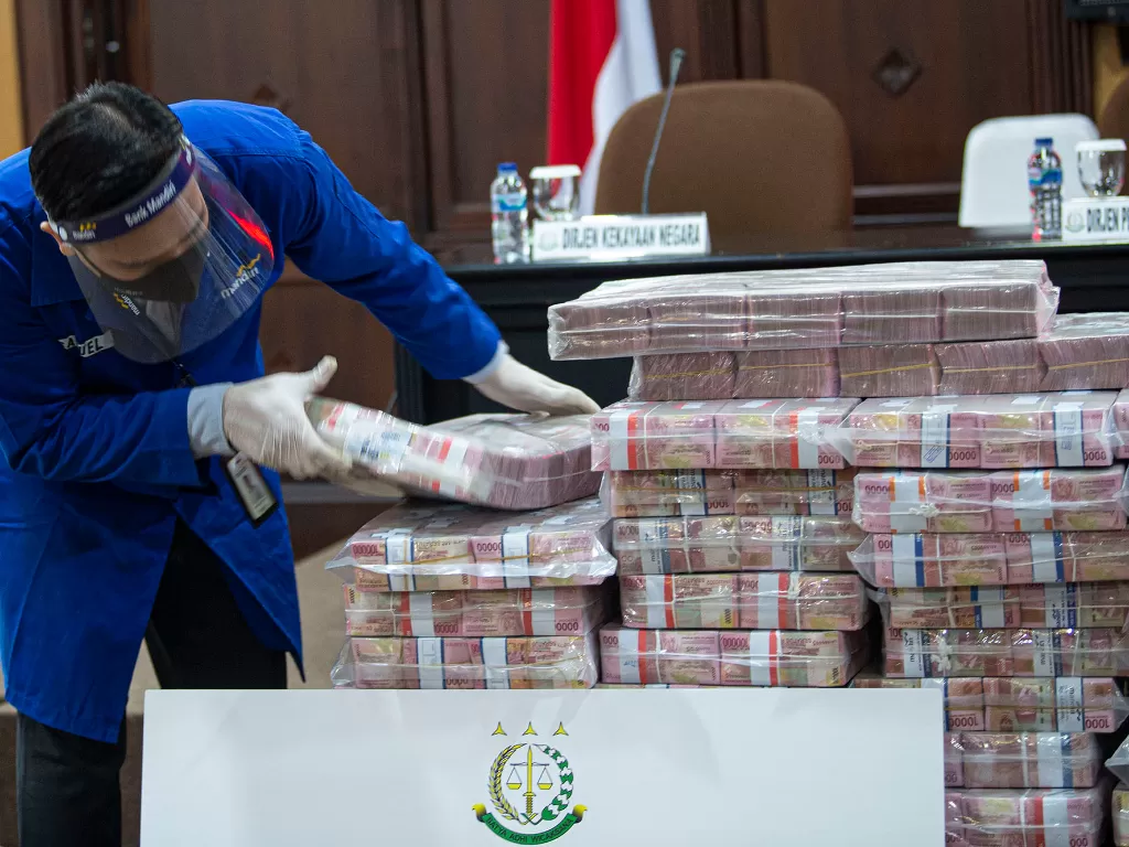  Petugas menata barang bukti berupa uang sitaan di kantor Kejaksaan Agung (Kejagung), Jakarta, Selasa (7/7/2020). (ANTARA FOTO/Aditya Pradana Putra)