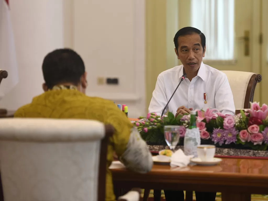Presiden Joko Widodo (kanan) memberikan sambutan saat pertemuan dengan pimpinan MPR di Istana Bogor, Jawa Barat, Rabu (8/7/2020). (ANTARA FOTO/Akbar Nugroho Gumay/Pool)