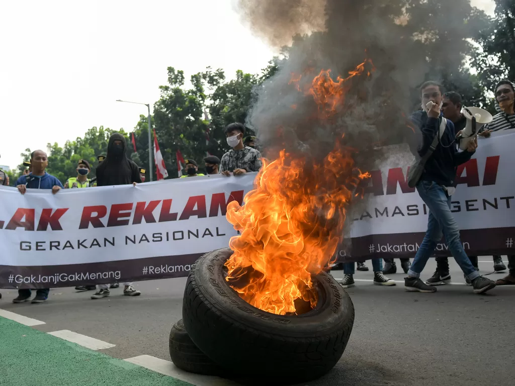  Massa yang tergabung dalam Gerakan Nasional Tolak Reklamasi (Gentar) Jakarta menggelar aksi unjuk rasa di depan gedung Balai Kota, Jakarta, Rabu (8/7/2020). (ANTARA FOTO/Galih Pradipta)