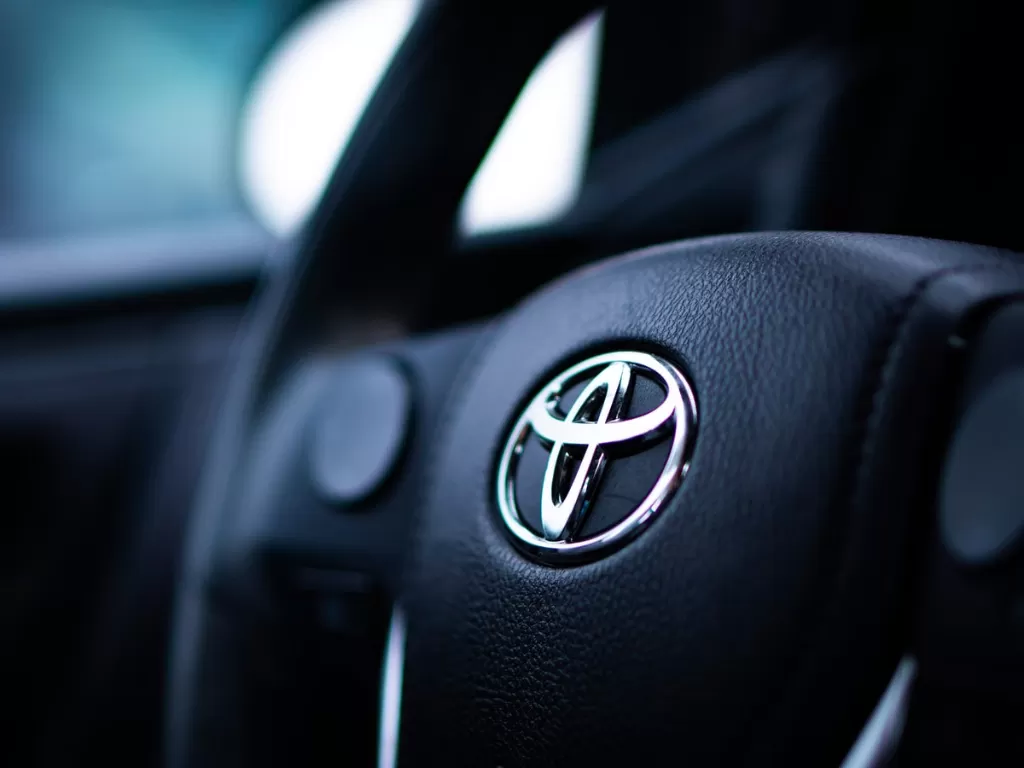 Logo pabrikan Toyota pada setir mobil. (Unsplash/Christina Telep)