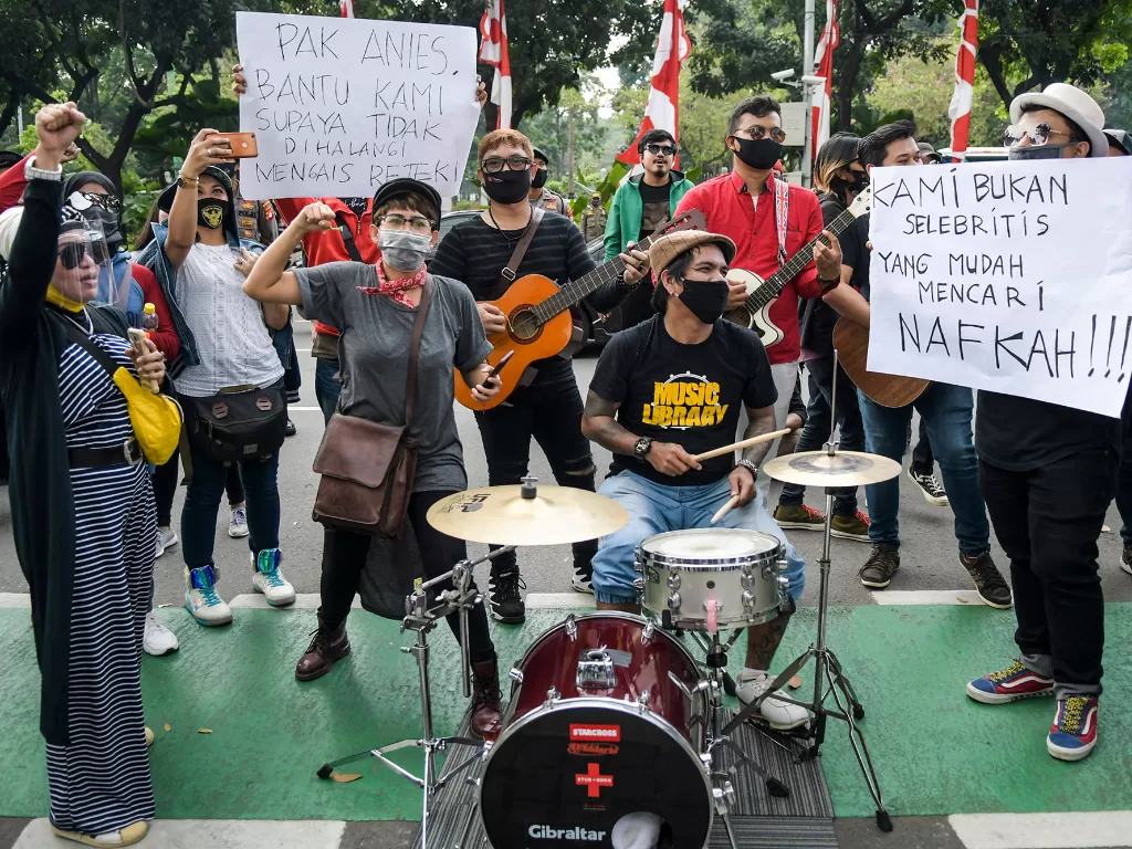 Massa yang tergabung dalam Persatuan Musisi Kafe menggelar unjuk rasa di depan gedung Balai Kota, Jakarta, Rabu (8/7/2020). (ANTARA FOTO/Galih Pradipta)