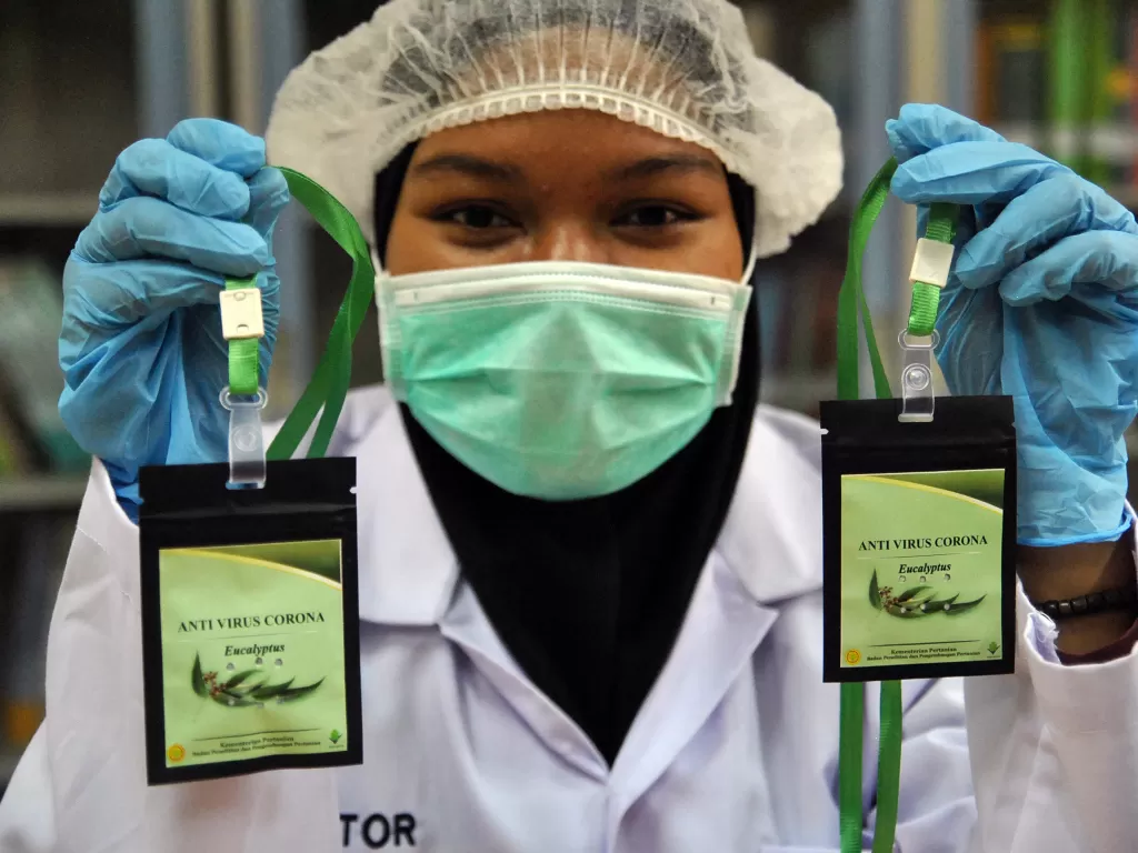 Pekerja menunjukkan kalung antivirus hasil pengolahan laboratorium nano teknologi di Balitbangtan, Balai Besar Litbang Pascapanen Pertanian, Cimanggu, Kota Bogor, Jawa Barat, Selasa (7/7/2020). (ANTARA/Arif Firmansyah)