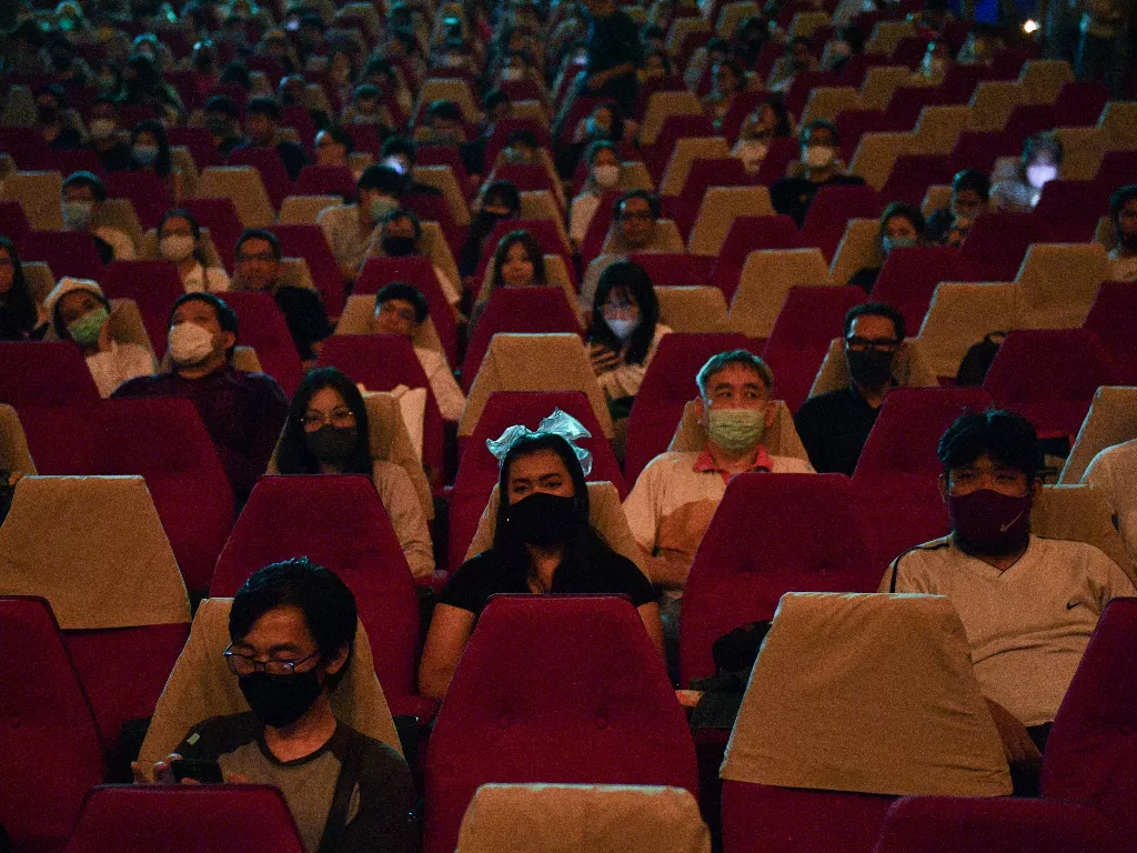 Ilustrasi bioskop di tengah pandemi. (REUTERS / Chalinee Thirasupa)