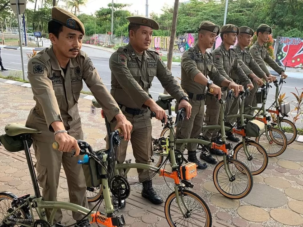 Enam anggota Satpol PP Makassar berfoto dengan sepeda Brompton seharga Rp90 juta. (Foto: Istimewa)
