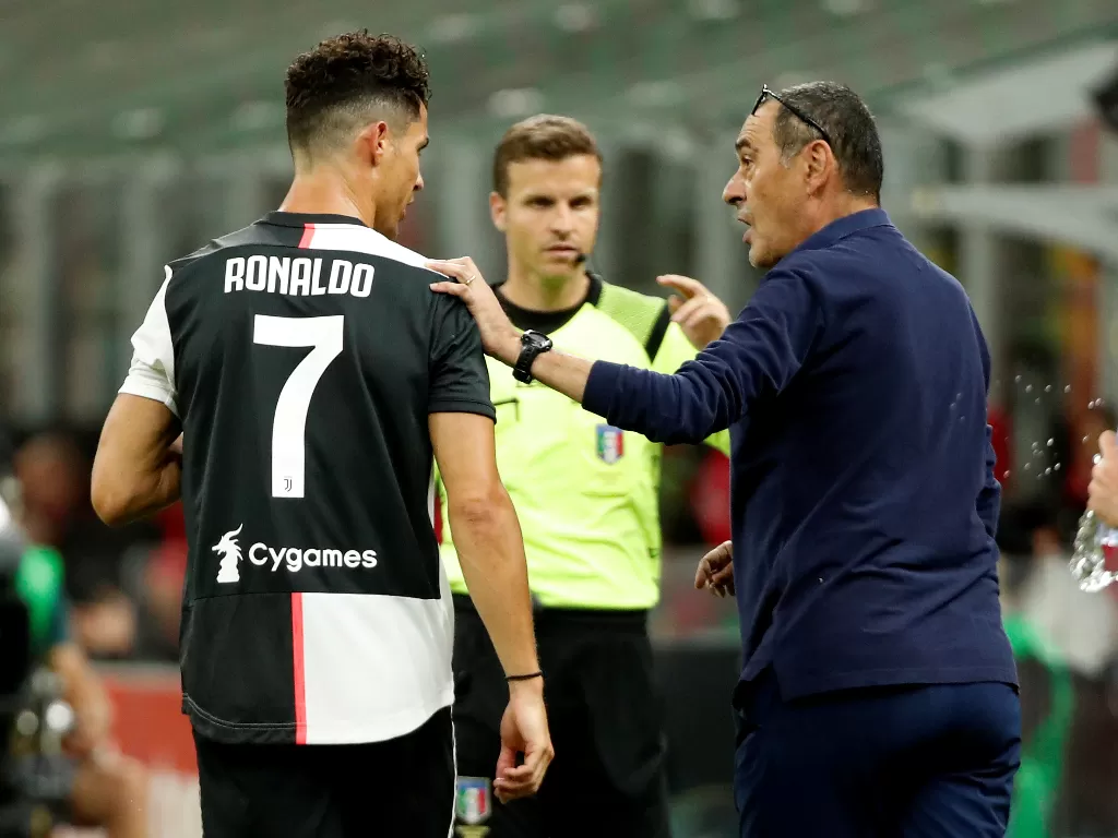 Pelatih Juventus, Maurizio Sarri dan Cristiano Ronaldo. (REUTERS/Alessandro Garofalo)