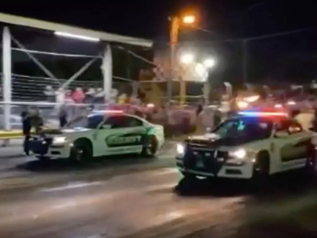 Tampilan 2 unit mobil polisi yang mengikuti drag race. (nypost.com)