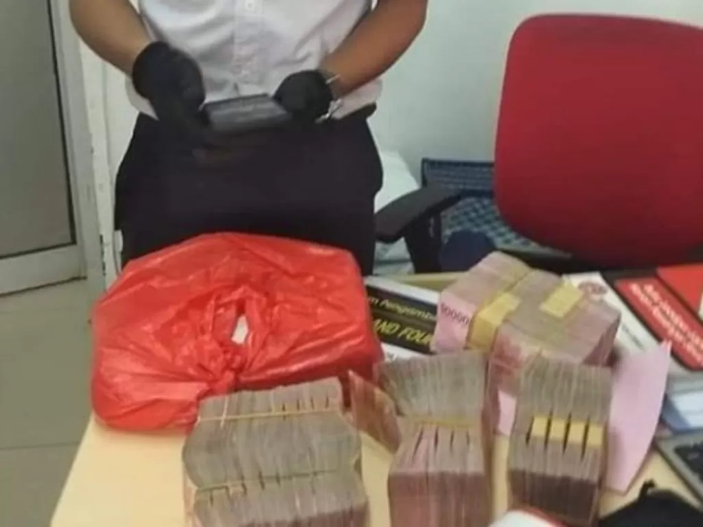 Uang Rp500 juta ditemukan oleh petugas stasiun Bojong Gede (Instagram/@infodepok_id)