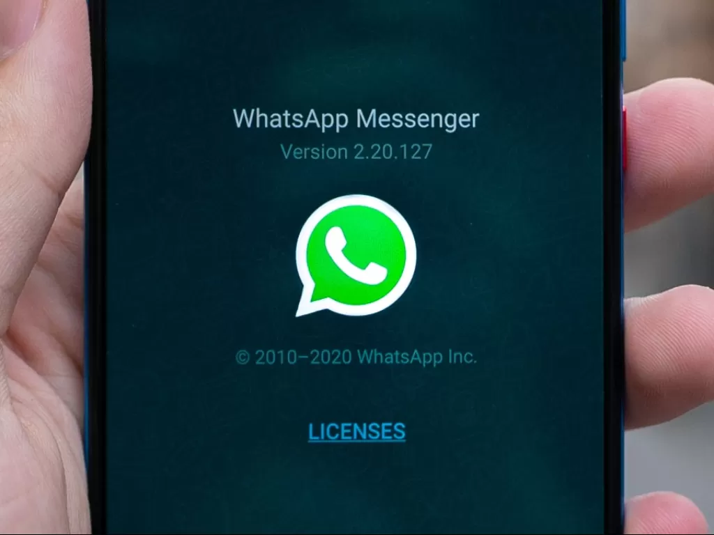 Aplikasi WhatsApp di smartphone (photo/Unsplash/Mika Baumeister)