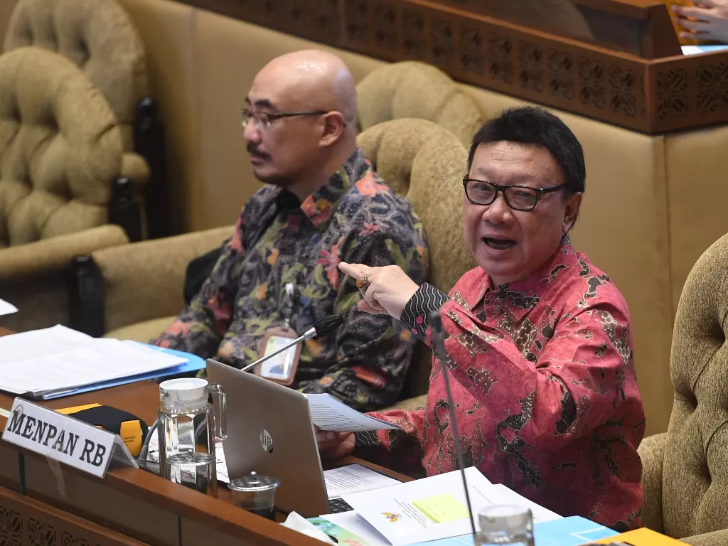 Menpan RB Tjahjo Kumolo (kanan) mengikuti rapat kerja dengan Komisi II DPR di Kompleks Parlemen, Senayan, Jakarta, Senin (6/7/2020). (ANTARA/Akbar Nugroho Gumay)