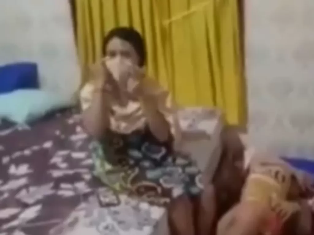 Wanita ini digerebek saat tengah bersama suami orang di kamar kos (Instagram/@nenk_update)