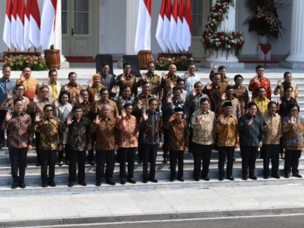 Presiden Joko Widodo didampingi Wapres Ma'ruf Amin dan jajaran menteri Kabinet Indonesia Maju di tangga beranda Istana Merdeka. (Antara/Wahyu Putro)