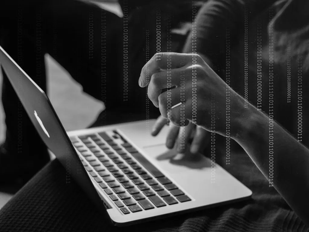 Ilustrasi peretasan cyber menggunakan laptop (photo/Unsplash/Sergey Zolkin)