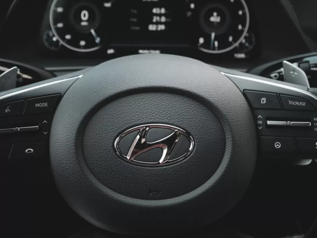 Logo pabrikan Hyundai di setir mobil. (Unsplash/Jakob Owens)
