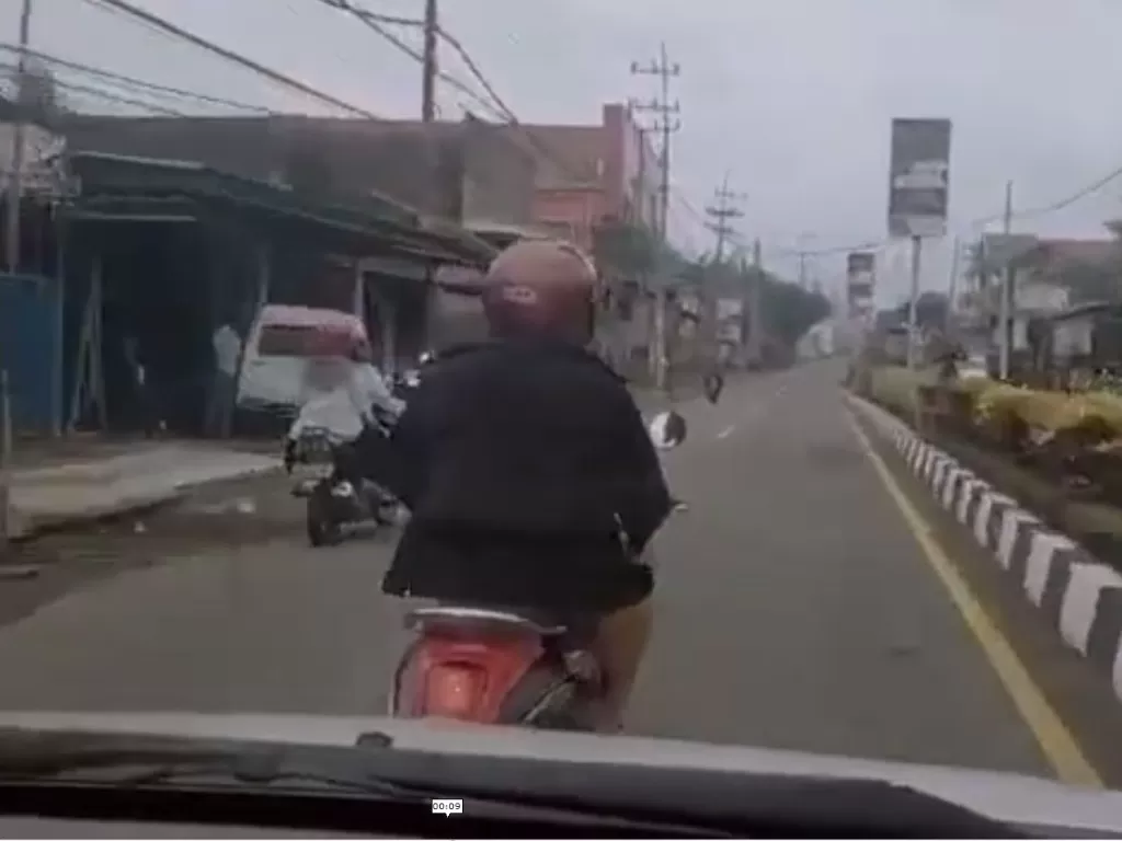 Tampilan pemotor Honda Scoopy yang menghadang jalan ambulans di belakangnya. (SS/Instagram/@iea_tulungagung)