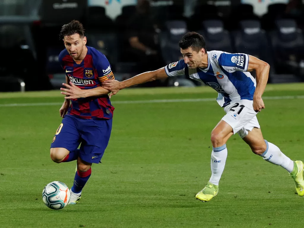 Penyerang Barcelona, Lionel Messi mendapat kawalan ketat dari pemain Espanyol, Marc Roca. (REUTERS/Albert Gea)