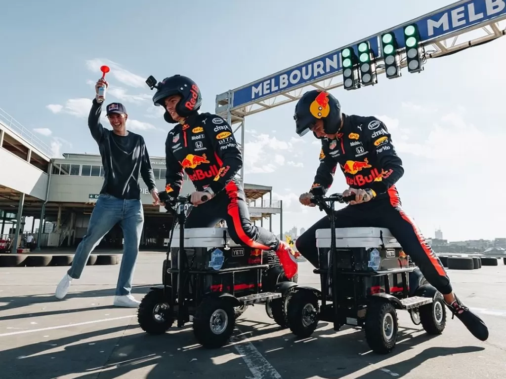 Dua pembalap Red Bull Racing, Max Verstappen dan Alex Albon. (Instagram/@redbullracing)
