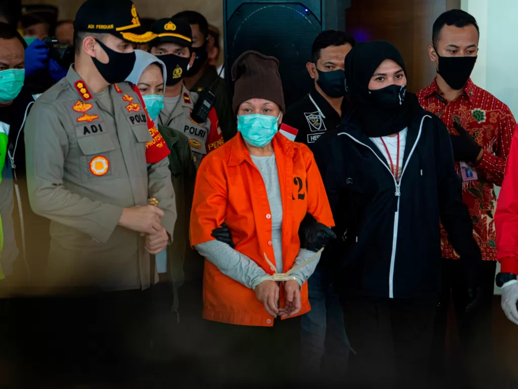 Buronan pelaku pembobolan Bank BNI Maria Pauline Lumowa (tengah) berjalan dengan kawalan polisi usai tiba di Bandara Internasional Soekarno-Hatta, Tangerang, Banten, Kamis (9/7/2020). (ANTARA/Aditya Pradana Putra)