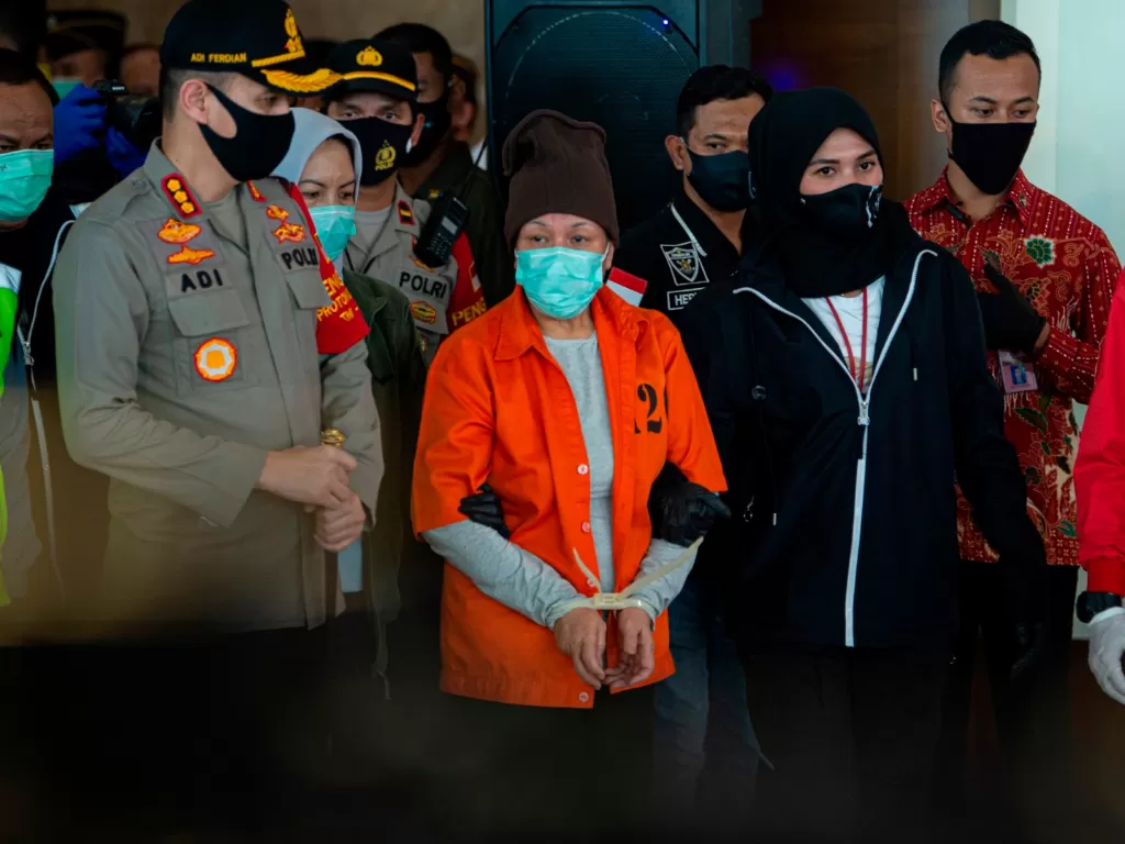 Buronan pelaku pembobolan Bank BNI Maria Pauline Lumowa (tengah) berjalan dengan kawalan polisi usai tiba di Bandara Internasional Soekarno-Hatta, Tangerang, Banten, Kamis (9/7/2020). (Foto: ANTARA/Aditya Pradana Putra)