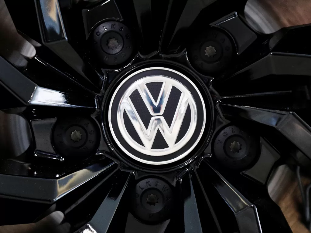 Logo pabrikan Volkswagen. (REUTERS/FRANCOIS LENOIR)