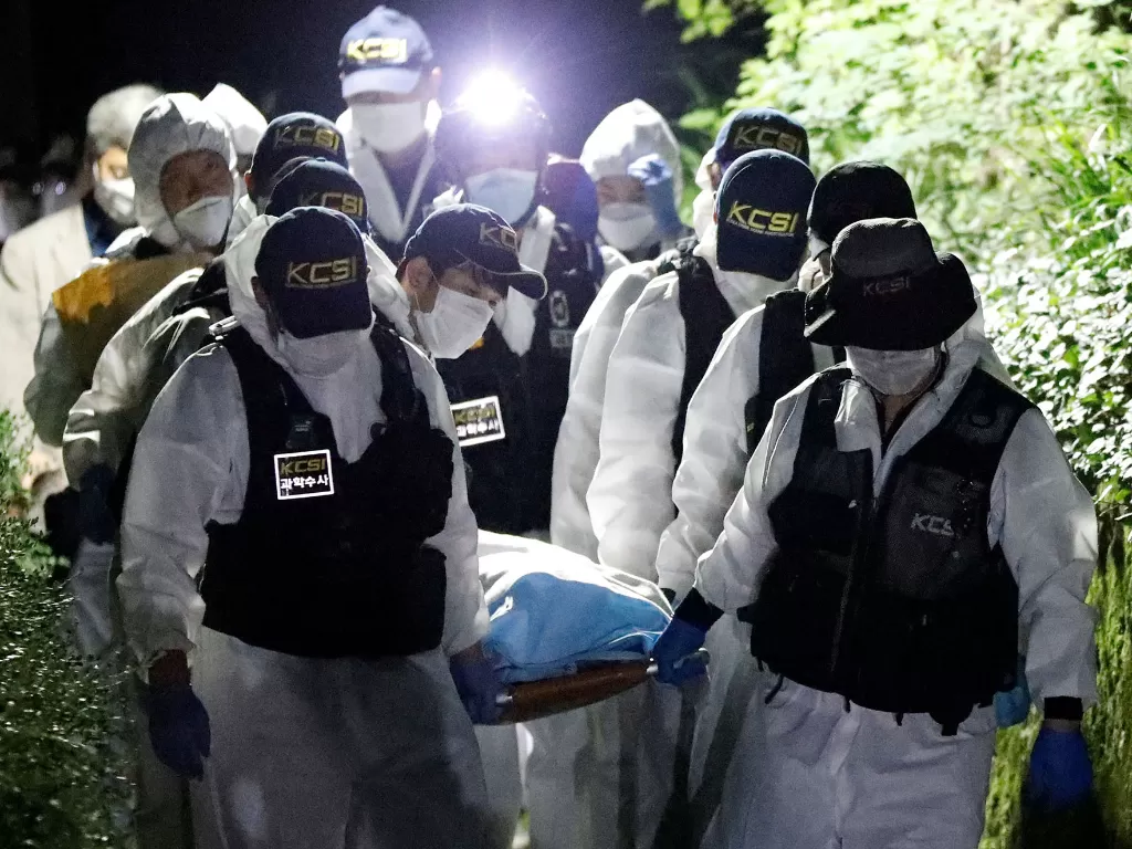 Polisi membawa jenazah Wali Kota Seoul Park Won-soon yang ditemukan saat operasi pencarian di Seoul, Korea Selatan, 10 Juli 2020. (REUTERS/Kim Hong-Ji)