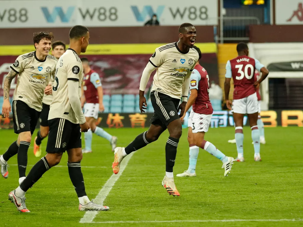 Paul Pogba melakukan selebrasi bersama rekan-rekannya di laga kontra Aston Villa. (REUTERS/Andrew Boyers)