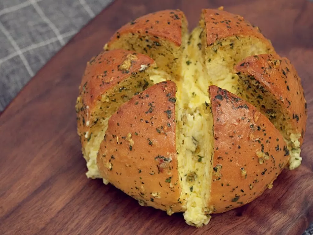 Korean Garlic Cheese Bread (Youtube/Nino's Home)