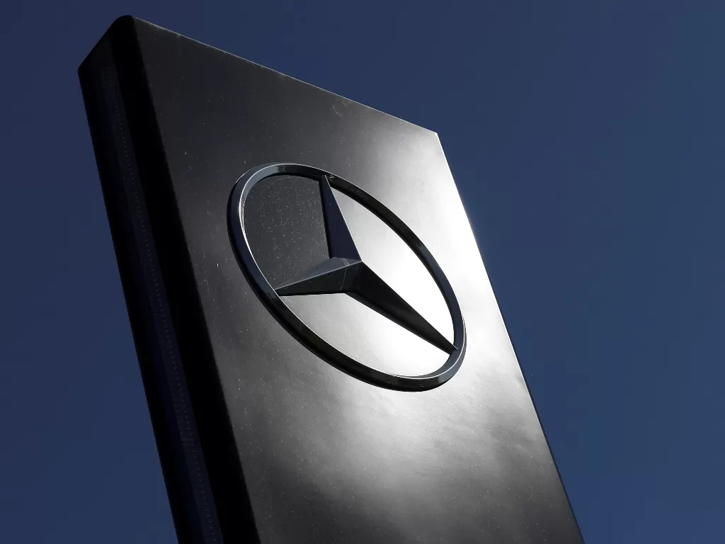 Logo anak perusahaan Daimler, Mercedes-Benz. (REUTERS/Yves Herman)