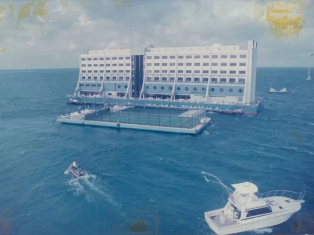 John Brewer Floating Hotel. (Boredpanda.com)