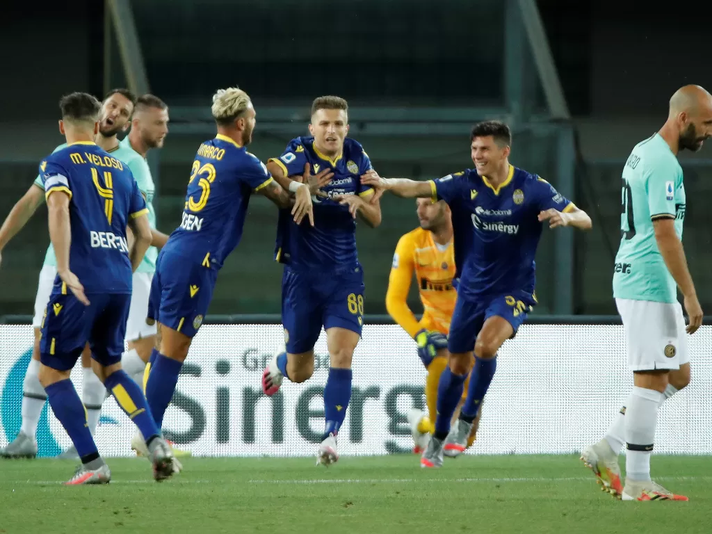 Para pemain Hellas Verona melakuka selebrasi gol di laga kontra Inter Milan. (REUTERS/Alessandro Garofalo)