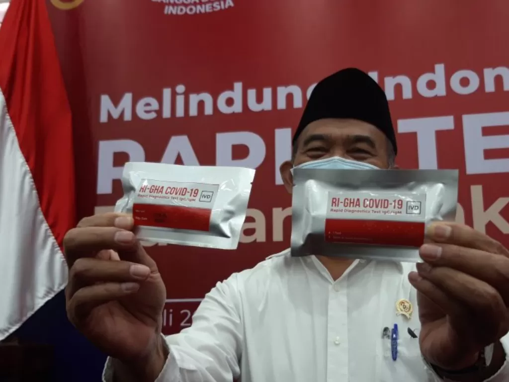 Menteri Koordinator Bidang Pembangunan Manusia dan Kebudayaan (Menko PMK) Muhadjir Effendy memperlihatkan tes cepat inovasi dalam negeri di Jakarta, Kamis (9/7/2020). (ANTARA/Muhammad Zulfikar)