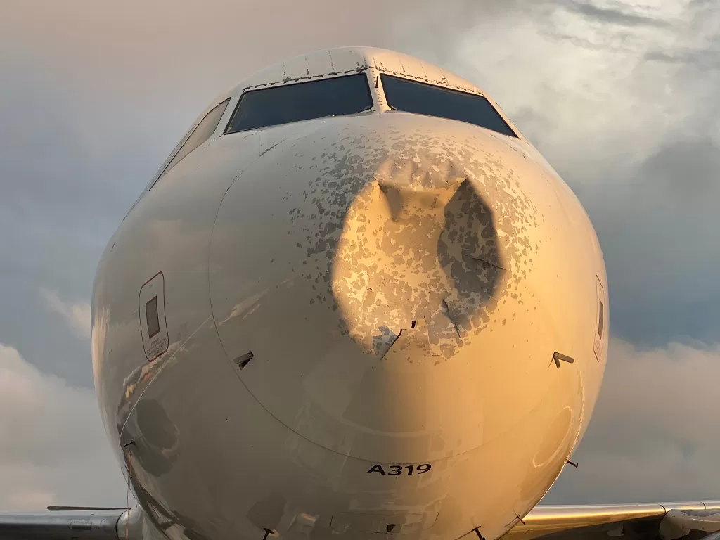 Pesawat Delta Airlines Amerika Serikat rusak akibat hujan es. (photo/Twitter/@billritter7)