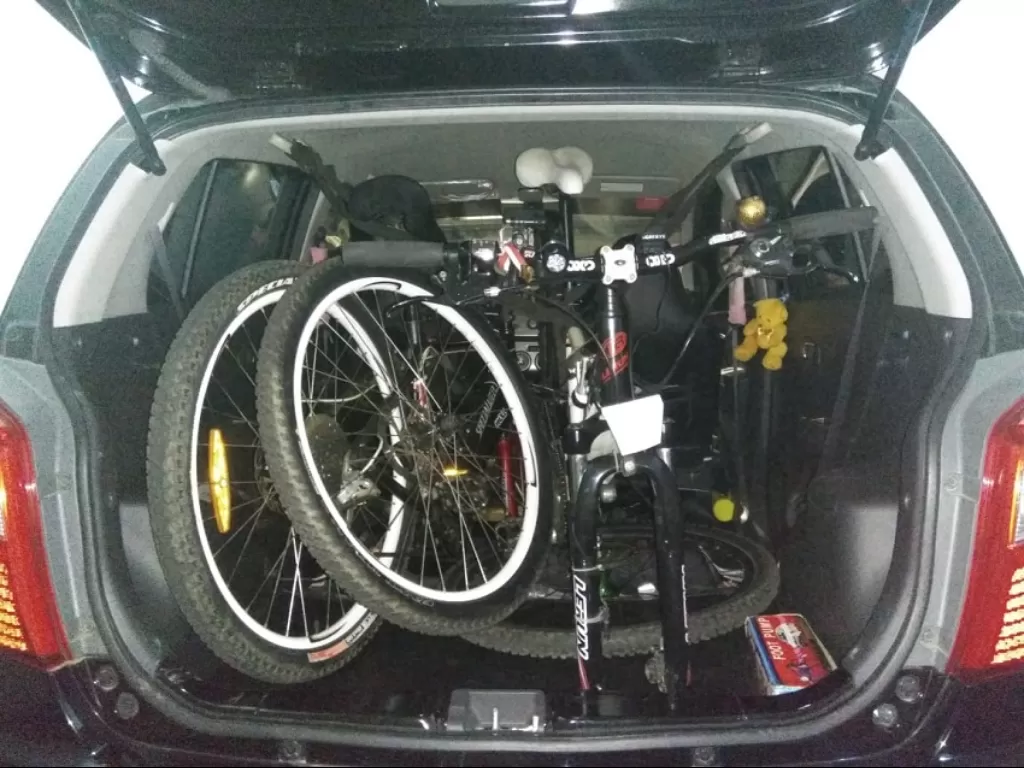 Ilustrasi mobil mengangkut sepeda di kabin. (Dok. Seva)