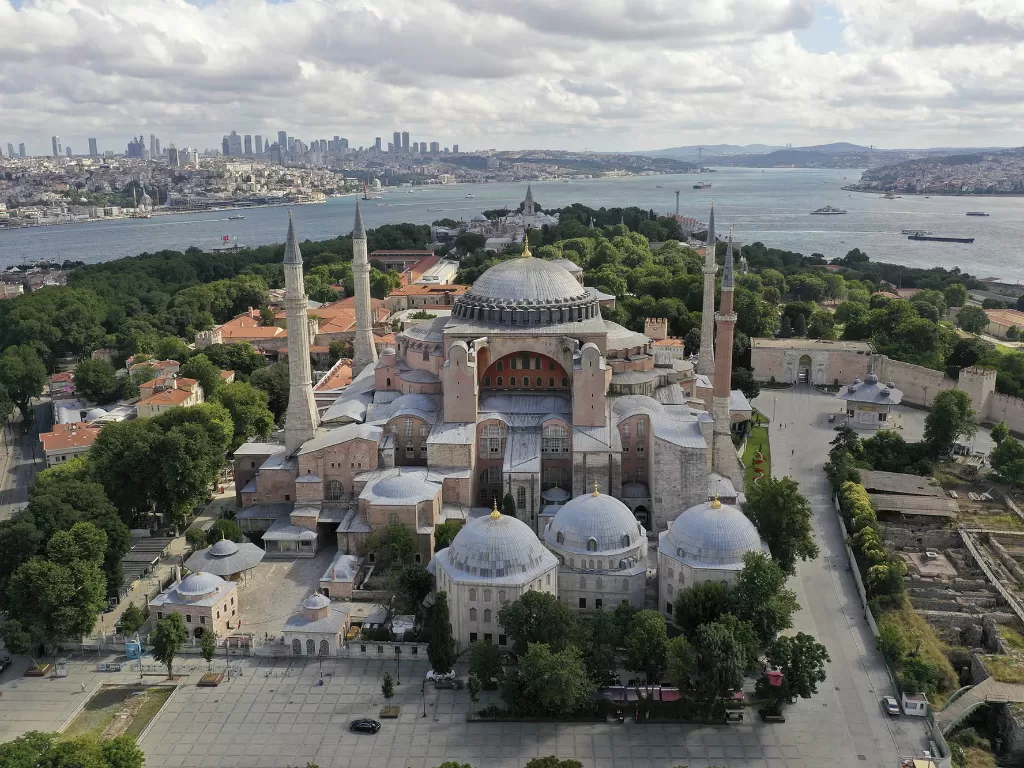 Foto dari udara suasana Hagia Sophia di Istanbul, Turki, 10 Juli 2020. (Xinhua/Osman Orsal)