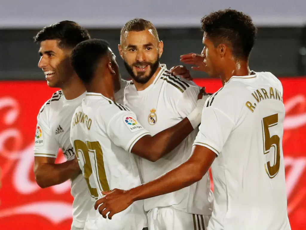  Pemain Real Madrid Karim Benzema merayakan mencetak gol pertama mereka ke gawang Alaves, pada laga lanjutan Liga Spanyol di Stadion Alfredo Di Stefano, Madrid, Spanyol, 10 Juli 2020. (REUTERS/Susana Vera)