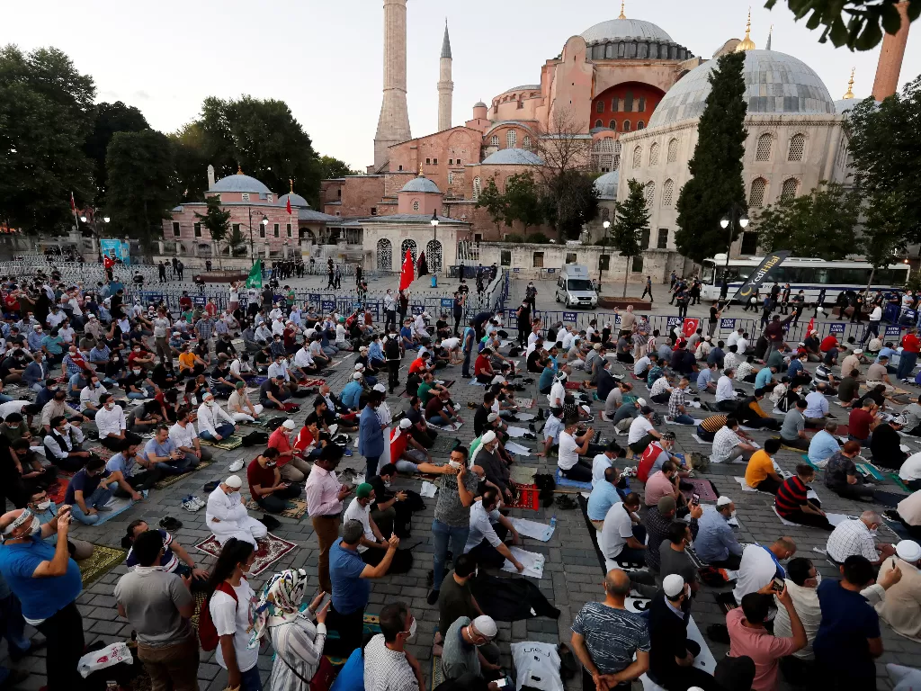 Orang-orang berkumpul di depan Hagia Sophia setelah Erdogan kembalikan fungsinya sebagai masjid. (REUTERS/Murad Sezer)