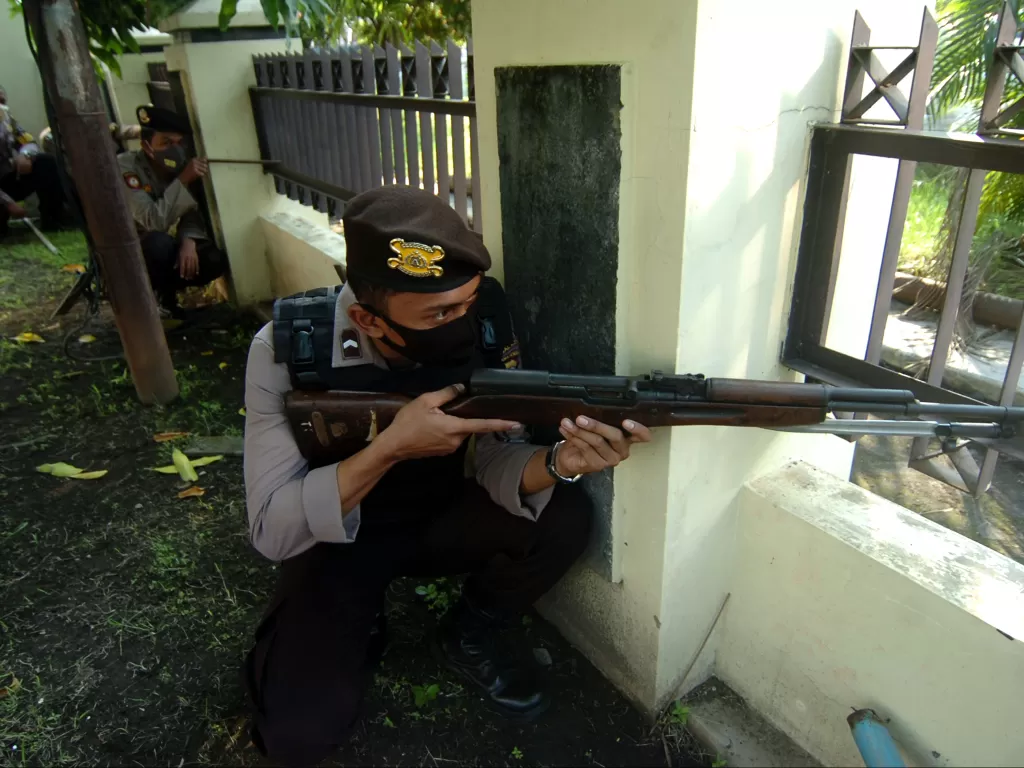 Personel polisi bersenjata melakukan simulasi penyergapan teroris. (Foto: ANTARA/Oky Lukmansyah)
