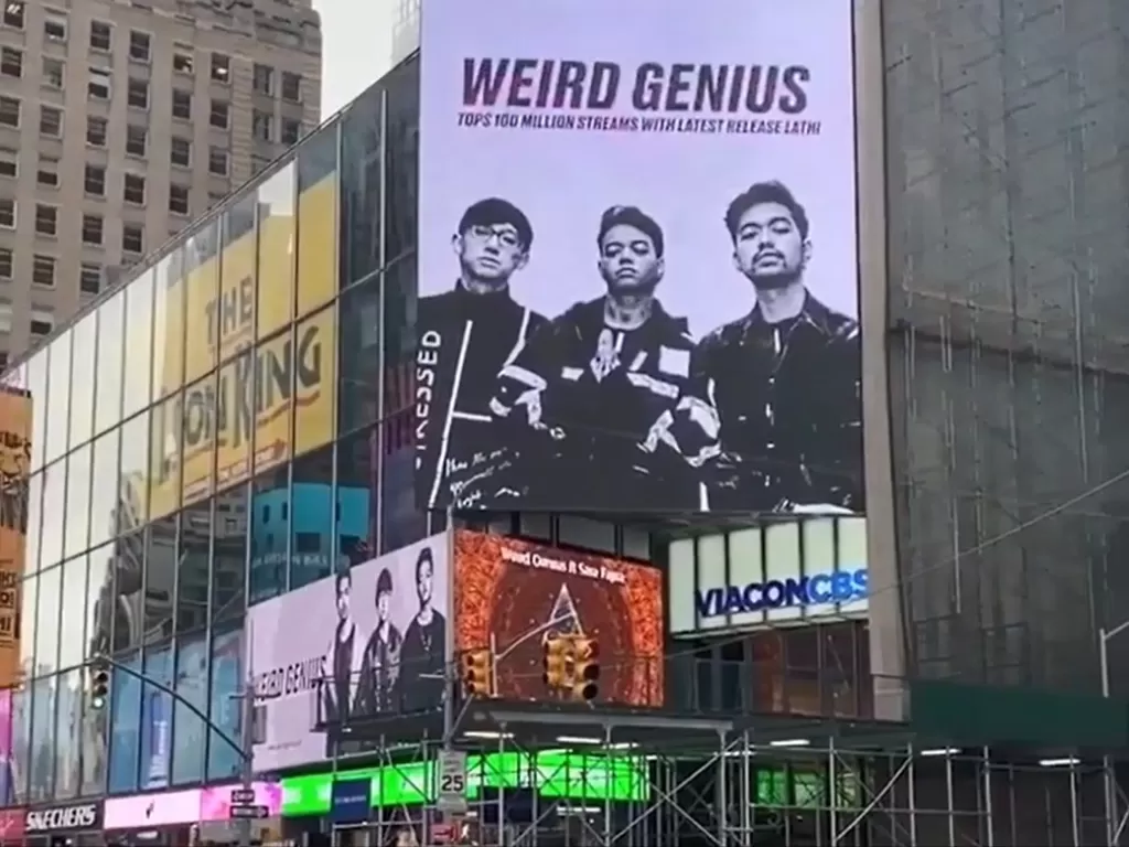 Weird Genius terpampang di Time Square. (photo/Instagram/@weirdgenius)
