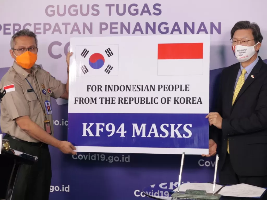 Pemerintah Indonesia yang diwakili oleh Gugus Tugas Nasional menerima bantuan dari Pemerintah Korea Selatan berupa donasi masker medis. Bantuan tersebut sebagai bentuk dukungan kepada Pemerintah Indonesia, pada Senin (13/7/2020). (Photo/Dok. BNPB)