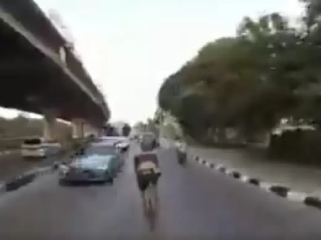 Pesepeda naik lawan arus. (Screenshot)